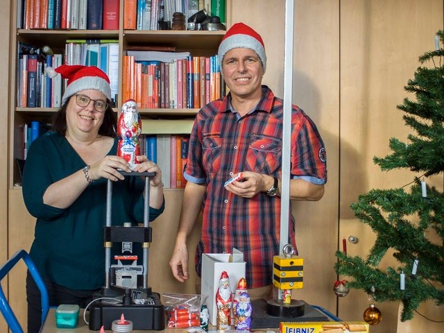 Coole Weihnachtsmänner und heiße Schokolade