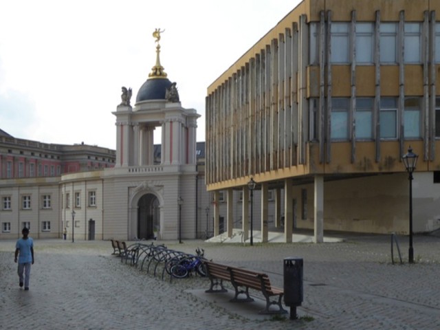 IÖZ Forum - Schrott oder Chance" Ein Bauwerk spaltet Potsdam