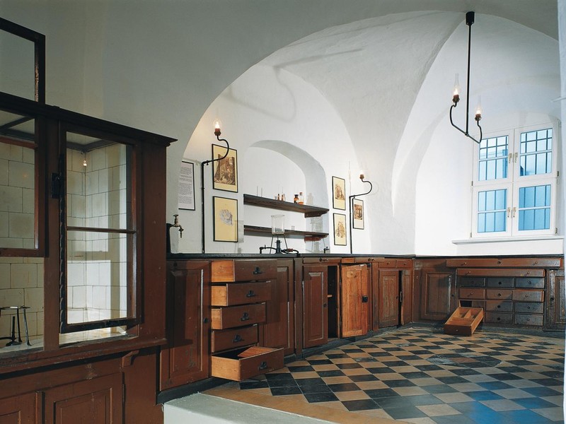 Die Clemens-Winkler-Gedenkstätte – Freiheitsgrade der Chemie