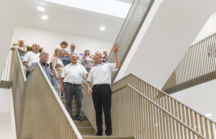 Mit der Uni in Verbindung bleiben: Alumni-Gruppen erhalten Goldene Diplome