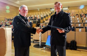 TU Bergakademie Freiberg verleiht Ehrenbergkittel an Emeritus Prof. Jürgen Bast