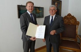 Universität gewinnt BGR-Vizepräsident Dr. Volker Steinbach als Honorarprofessor