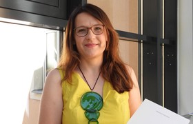 Glas ressourcenschonend herstellen: Sindy Fuhrmann auf die Professur für Energie- und Rohstoffeffiziente Glastechnologie berufen