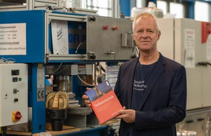 Zwischen Fachbuch und YouTube-Kanal: Fragen an Professor Matthias Reich