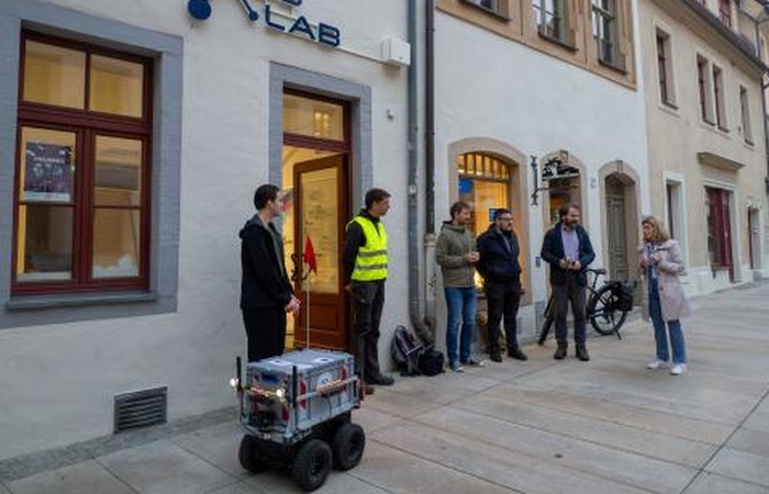 Vom Labor aufs Land: Was TUBAF-Roboter ROSEE auf dem Weg nach Dresden gelernt hat